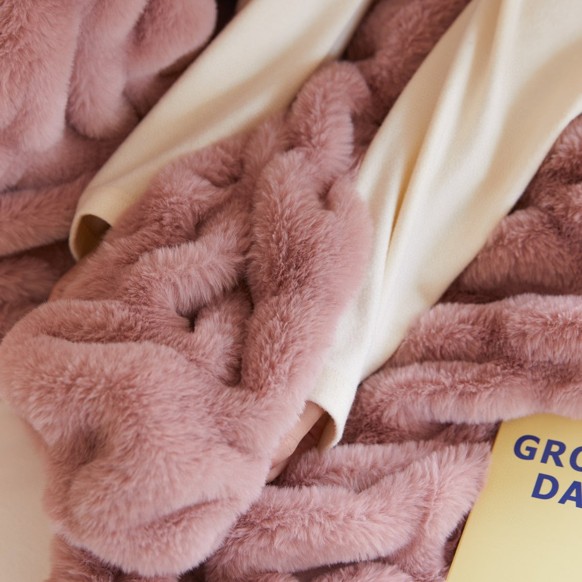 Faux Fur Fleece Blanket - Comfortable Skin-Friendly Bubble Rabbit Design