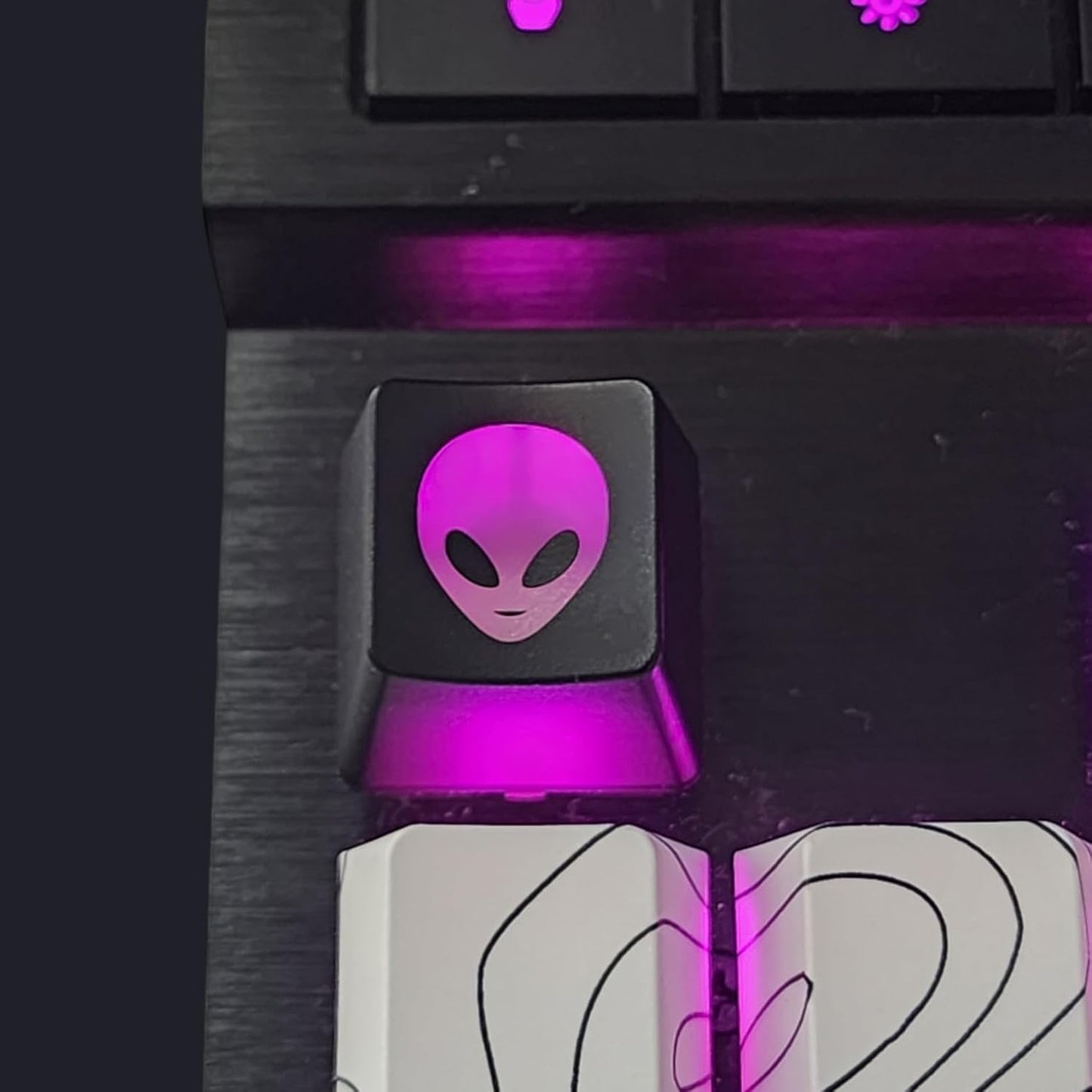 Alien Backlit Keycap Set - Custom kecaps for Cherry MX Mechanical Keyboard, SA Profile, R4 Keycaps, Translucent Backlight, PC Gaming Gifts, Personalized Keycap (Alien/Escape Key)