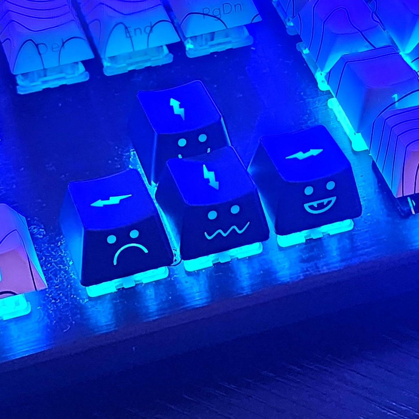 Alien Backlit Keycap Set - Custom kecaps for Cherry MX Mechanical Keyboard, SA Profile, R4 Keycaps, Translucent Backlight, PC Gaming Gifts, Personalized Keycap (Alien/Escape Key)