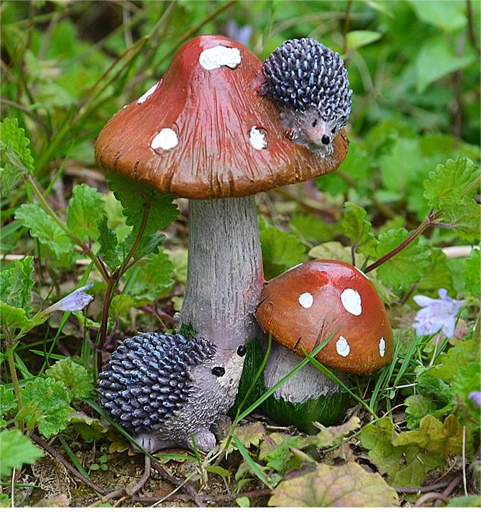 Small Mushroom Resin Decoration - Rustic Garden and Home Ornament