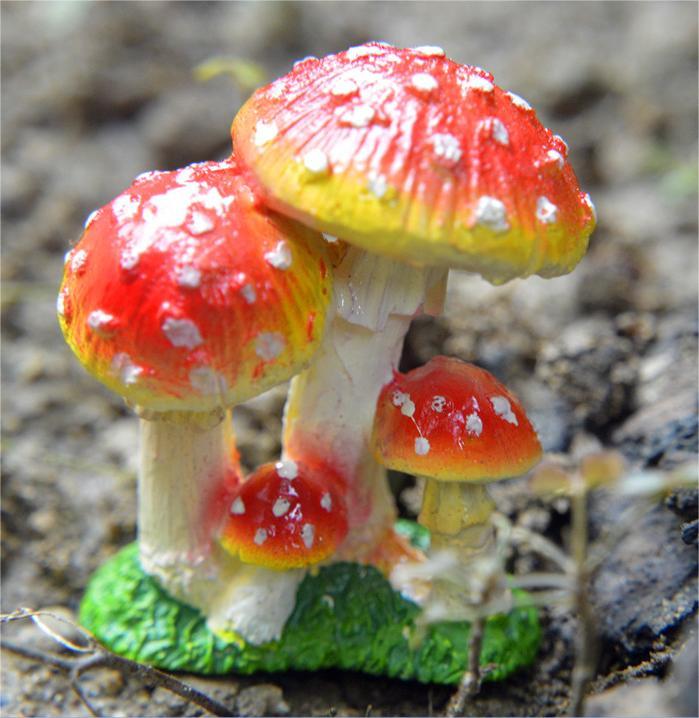 Small Mushroom Resin Decoration - Rustic Garden and Home Ornament