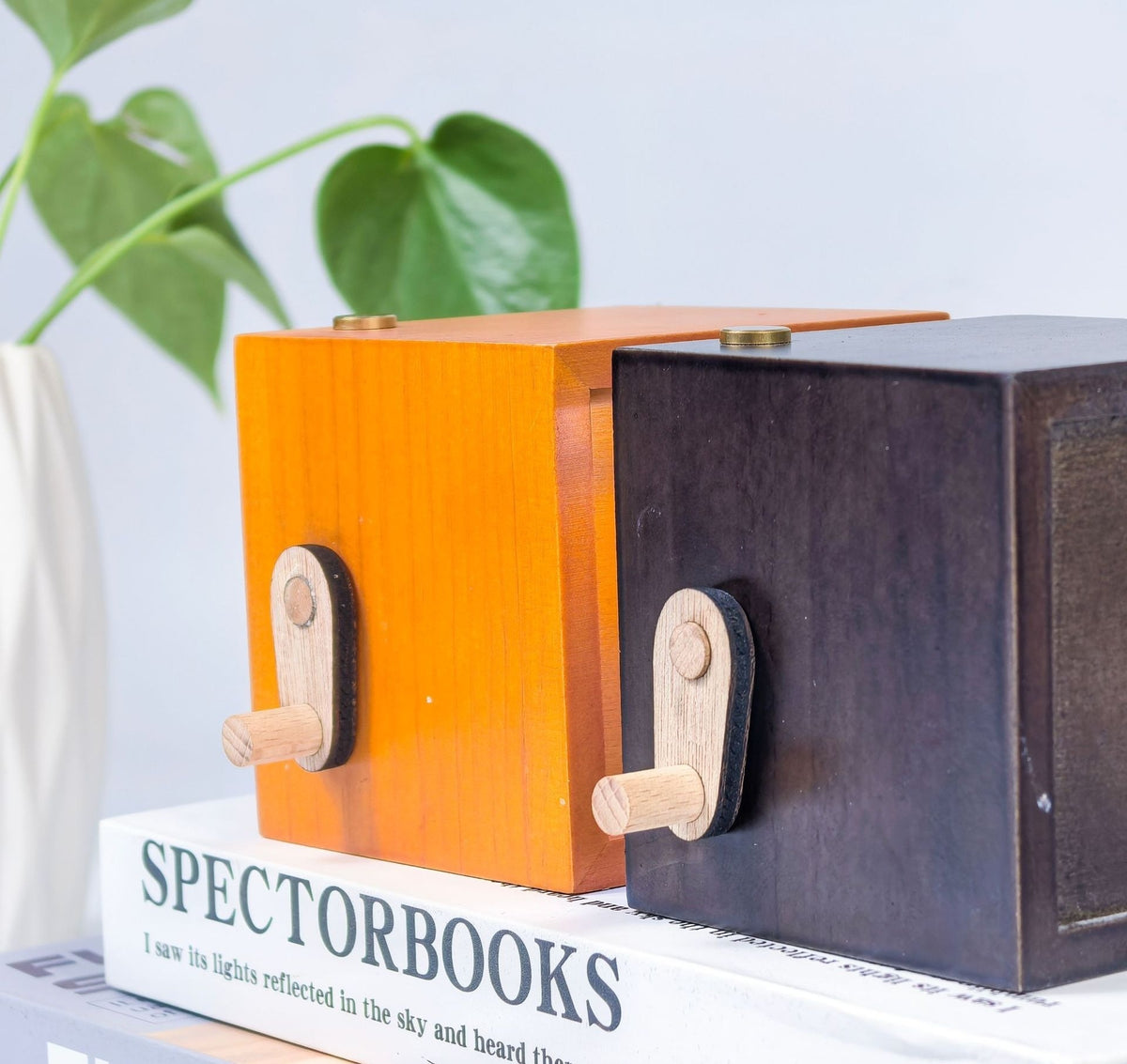 Luminous Hand-Cranking Flip Book Photo Display with Customizable Photos