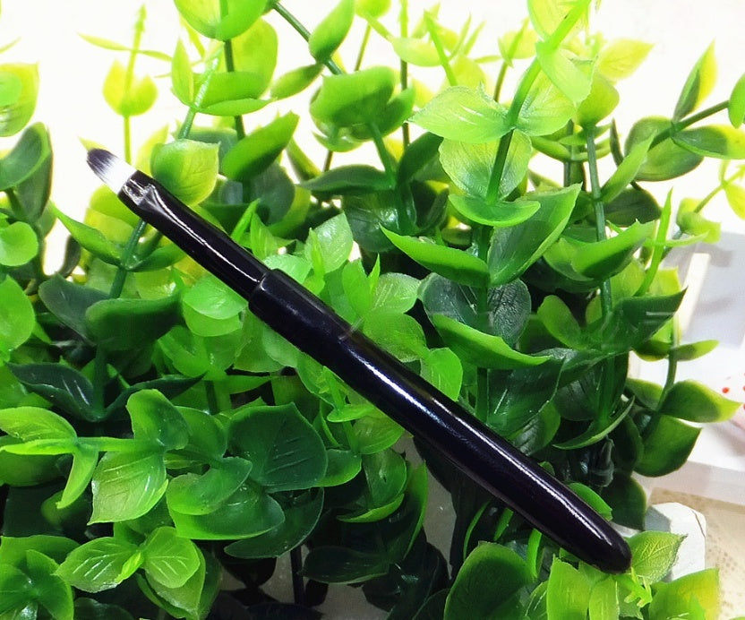 Portable Lip and Eyeliner Makeup Brush with Cap - Precise Application Tool