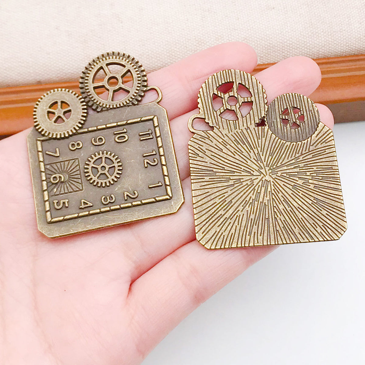 Steampunk Gear Retro Clock Pendant - Mechanical Jewelry Accessory
