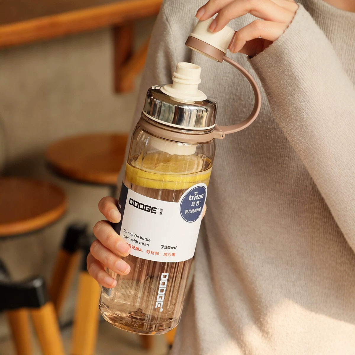 Large Capacity Sports Water Bottle for Outdoor Fitness 730ml Tritan