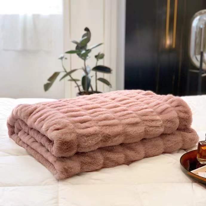 Faux Fur Fleece Blanket - Comfortable Skin-Friendly Bubble Rabbit Design