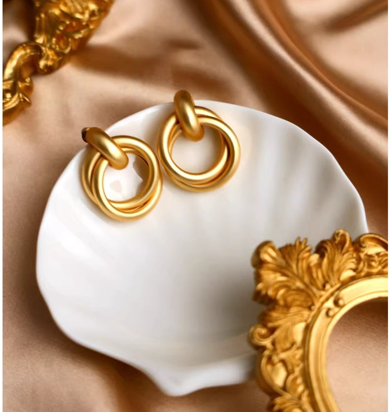 Jewelry Display Shell Tray for Earrings, Necklaces & Rings - Ceramic & Wrought Iron