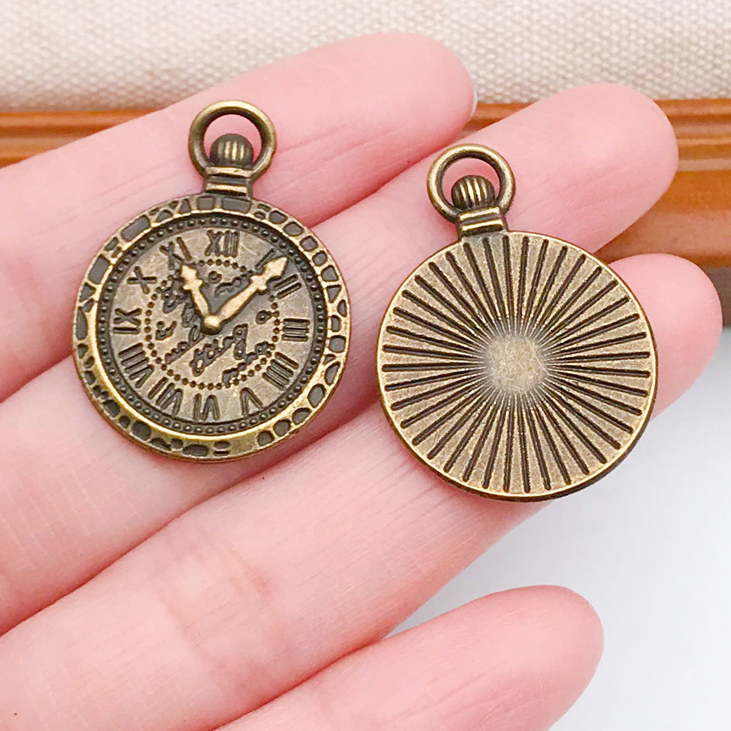 Steampunk Gear Retro Clock Pendant - Mechanical Jewelry Accessory