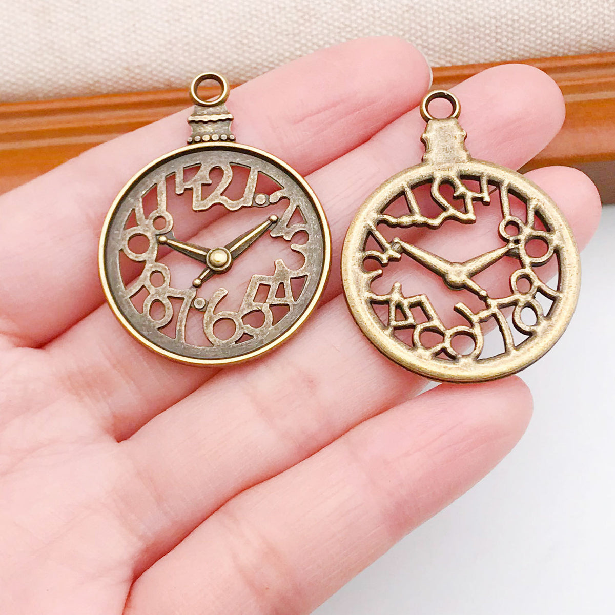 Steampunk Gear Retro Clock Pendant - Mechanical Jewelry Accessory