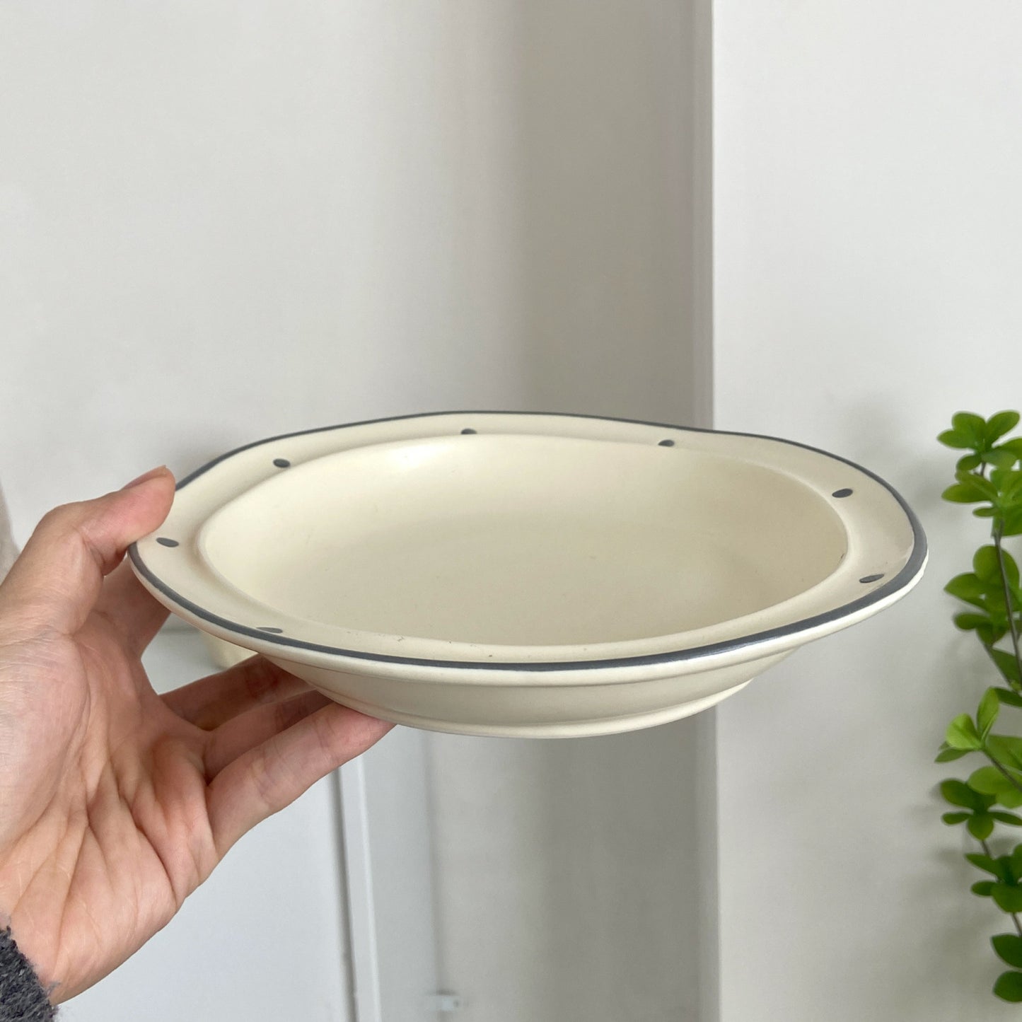 Japanese Style Ceramic Cake Plate - Simple Round Porcelain Serving Platter