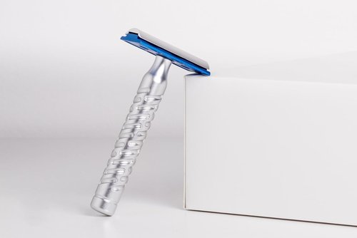 The Goodfellas' Smile, The Styletto Shadow V2 (Blue) Aluminum Double Edge Safety Razor, Uniquely Engineered Neutral Blade Gap Makes Shaving Easier, Closer and Smoother - Made in Italy