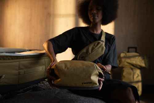 Thule Aion Toiletry Bag - Water-Resistant Bag for toiletries, Makeup and Shaving Essentials - Removable Liquids Bag Included - Easy to Clean - Snap Loop to Easily Hang - Waxed, PFC-Free Fabric