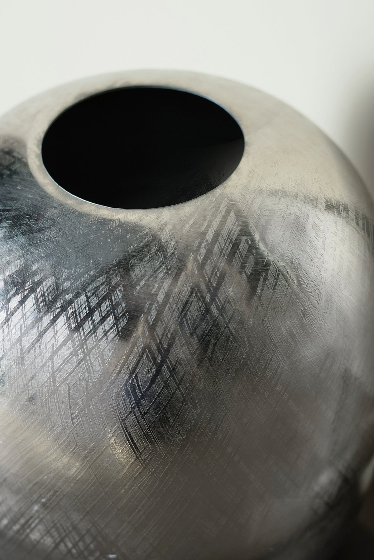 10.5x10.5x13 Aluminum Vase, Silver Streaks