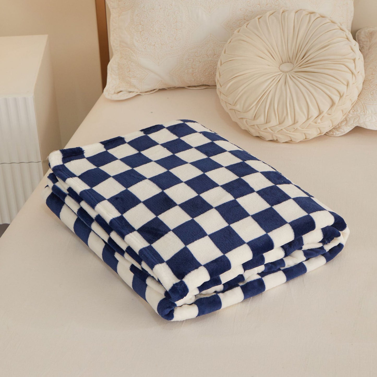 Large Flannel Blanket with Grid Pattern Thickened Soft Bedding for All Seasons