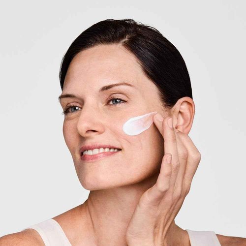 Estée Lauder DayWear Moisturizer Holiday Skincare Gift Set | The Hydrating Routine | Includes Full-Size Moisturizer 1.7 Ounce + Cleanser 1 Fl Oz, Eye Cream 0.17 Ounce, Face Serum 0.5 Fl Oz