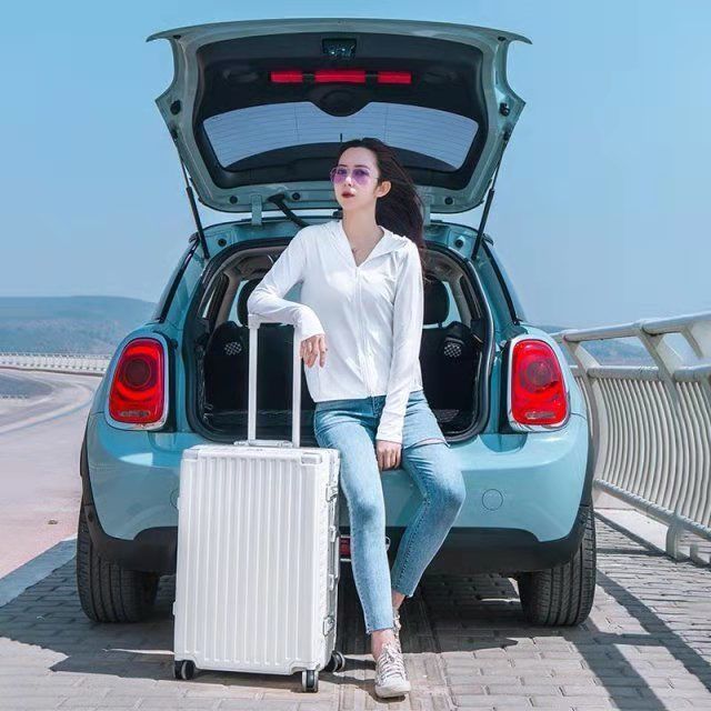 Lightweight Travel Trolley Suitcase with 360° Wheels and Carbon Fiber Construction