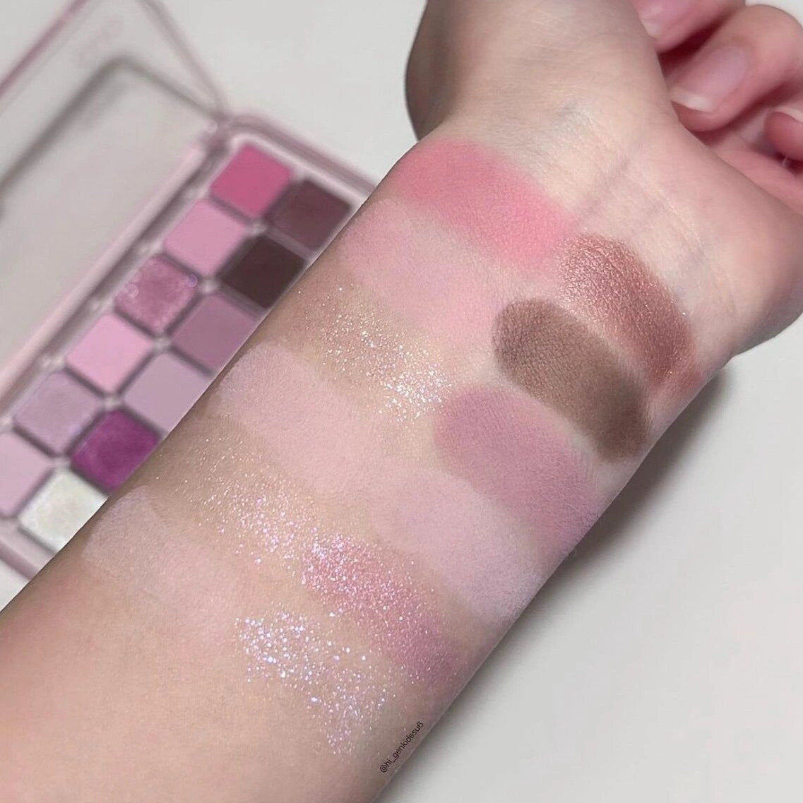 Versatile Eye Shadow Palette with 12 Colors for Makeup