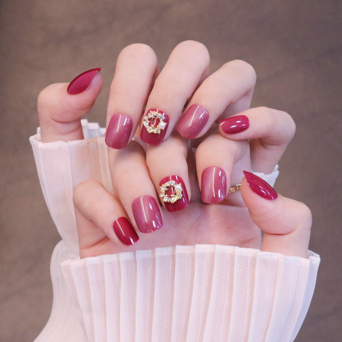 Short Rose Red Cat Eye Fake Nails - 24 Pack with Glue