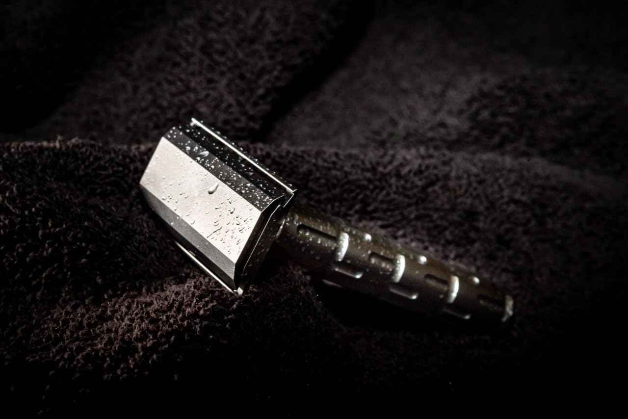 Goodfellas’ Smile SYNTESI STAINLESS STEEL Double Edge Safety Razor – CNC Machined with an Extreme Comfort Angle, Made in Italy