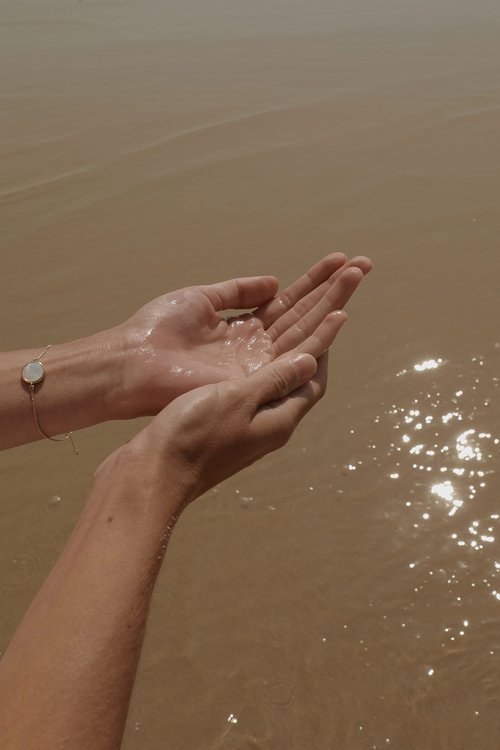 FINN & CO. White Sand Bath & Body Oil - Lightweight & Moisturizing Formula with Jojoba & Apricot Oils - Fast Absorbing, Paraben Free, Cruelty Free - Beach Inspired Fragrance | 8 oz