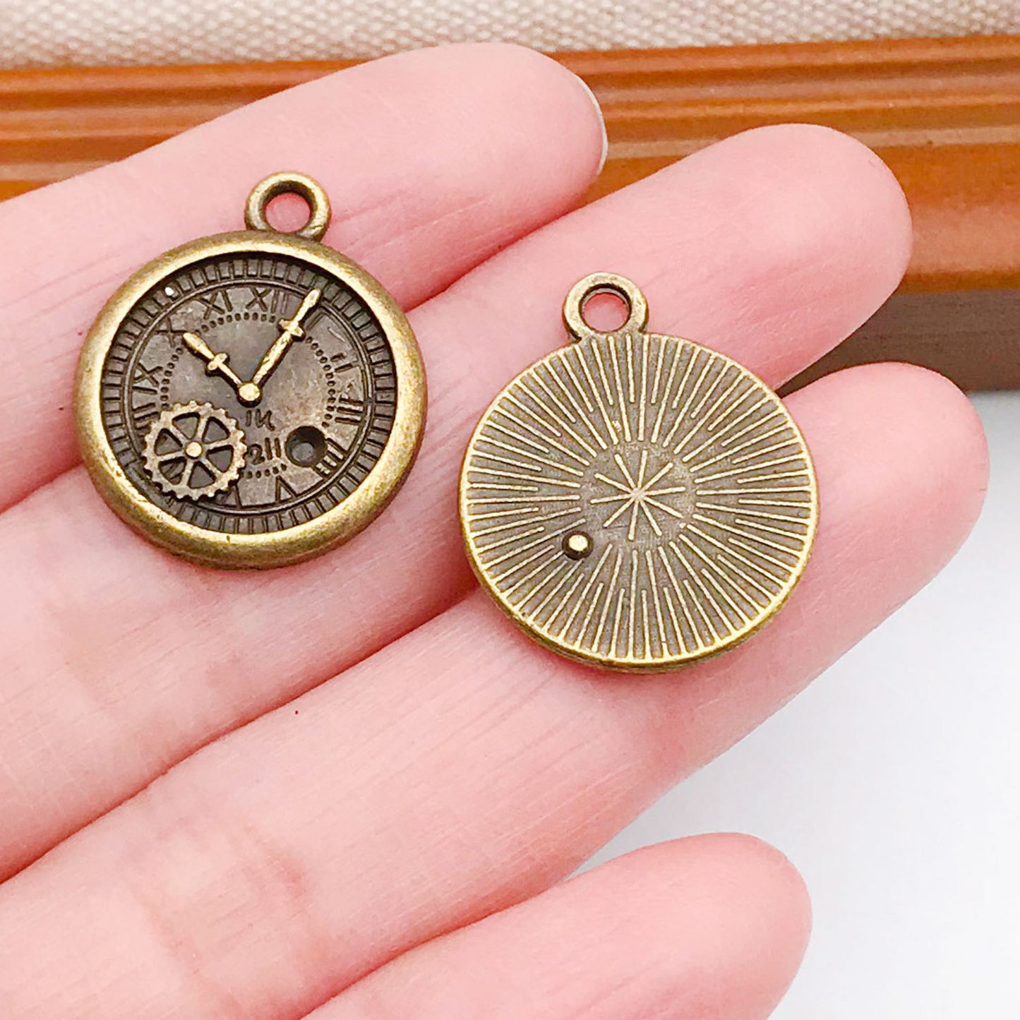 Steampunk Gear Retro Clock Pendant - Mechanical Jewelry Accessory