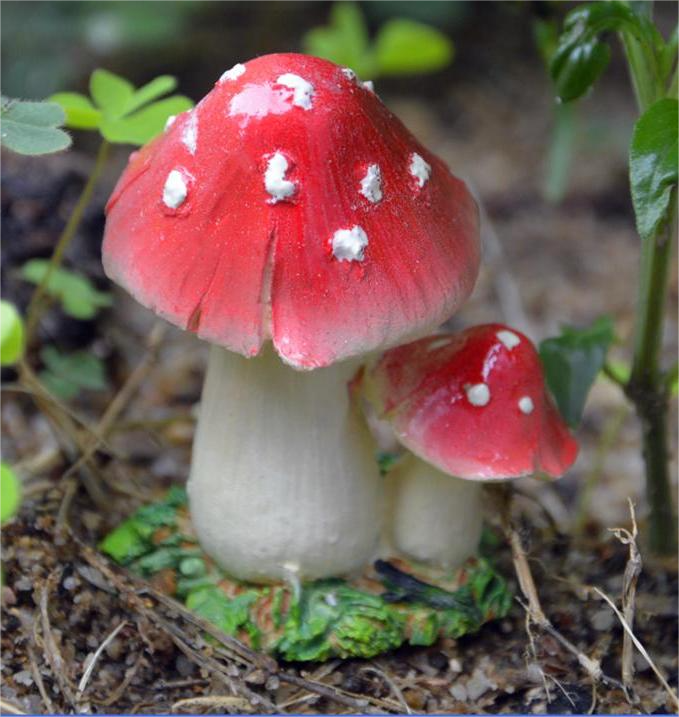 Small Mushroom Resin Decoration - Rustic Garden and Home Ornament