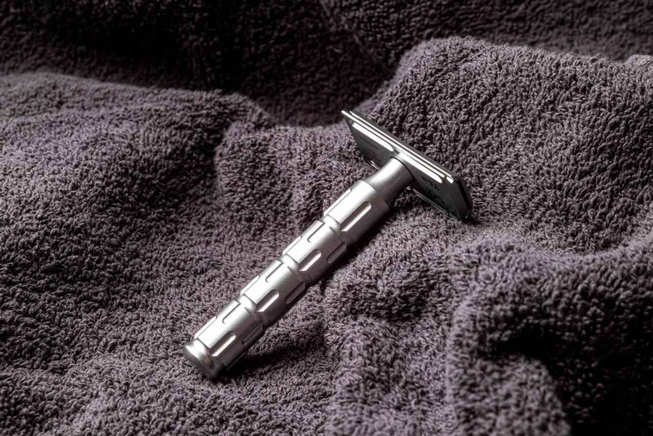 Goodfellas’ Smile SYNTESI STAINLESS STEEL Double Edge Safety Razor – CNC Machined with an Extreme Comfort Angle, Made in Italy