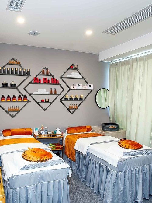 EBANKU Metal Wall Mounted Nail Polish Storage Racks, Black Display Rack Cosmetic Display Case Lipstick Wall Shelf Essential Oil Organizer for Bottles Spa Nail Salon (Irregular Rhomboid)