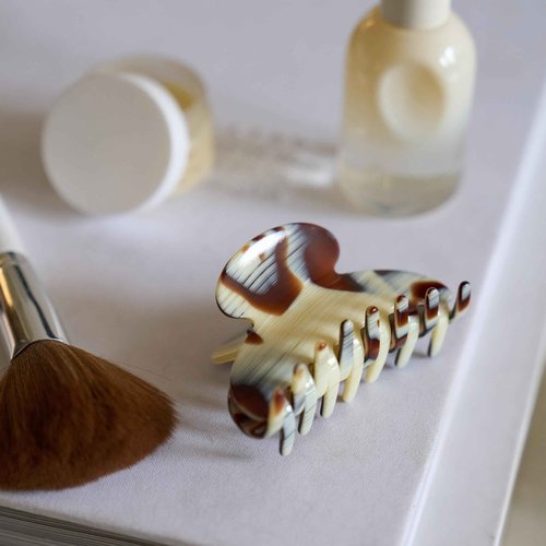 French Hair Clip for Women, Medium Couture Claw Clip for Thick or Fine Hair, Slip-Free Strong Hold, Lightweight, Damage-Free Design, Caramel Horn | France Luxe