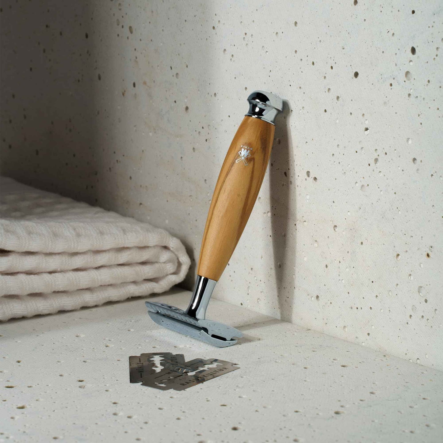 MÜHLE VIVO Olive Wood Closed Comb Safety Razor - Clean Shaving, Modern Design