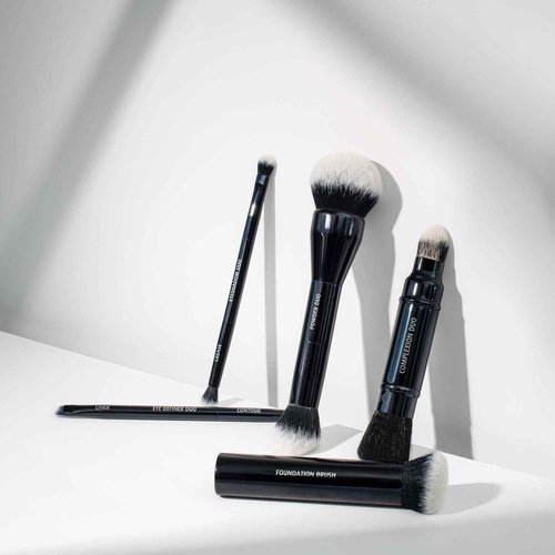 Lune+Aster Powder Duo Brush | Dual-Ended Makeup Brush For Application Of Bronzers, Blushes And Powders. Made with Alumium Handle, Vegan Bristles.