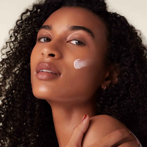 Shiseido Urban Environment Oil-Free Sunscreen SPF 42 - 143 mL - Protects, Hydrates, Mattifies & Works as Face Primer - Water Resistant for 40 Minutes - Non-Comedogenic