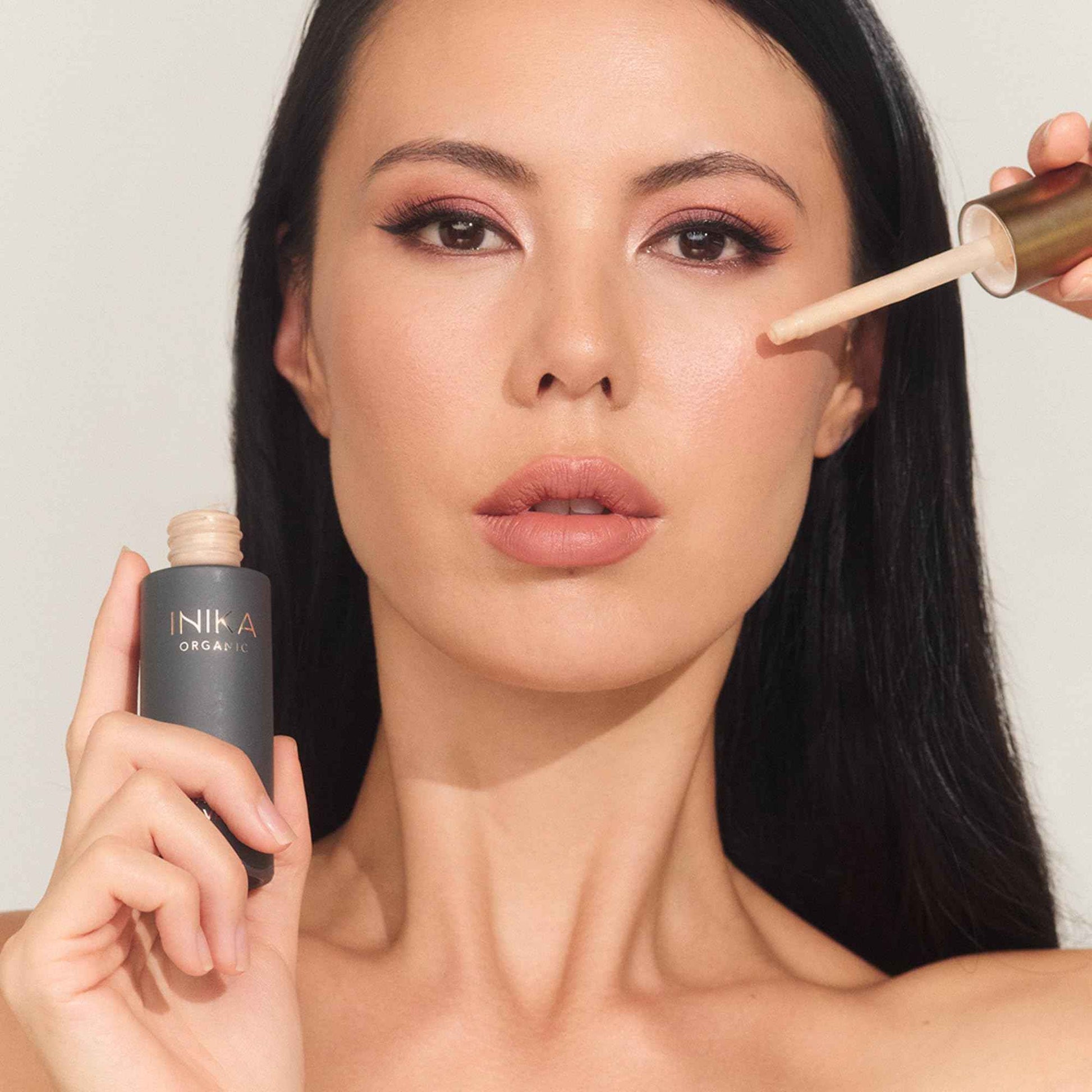 INIKA Organic Radiant Glow | Illuminate & Prime. Dewy, radiant Finish. Beautifying Primer, Nourishing Moisturiser, Finishing Highlighter. 100% Natural, 72% Organic Ingredients. Alcohol Free. 30mL