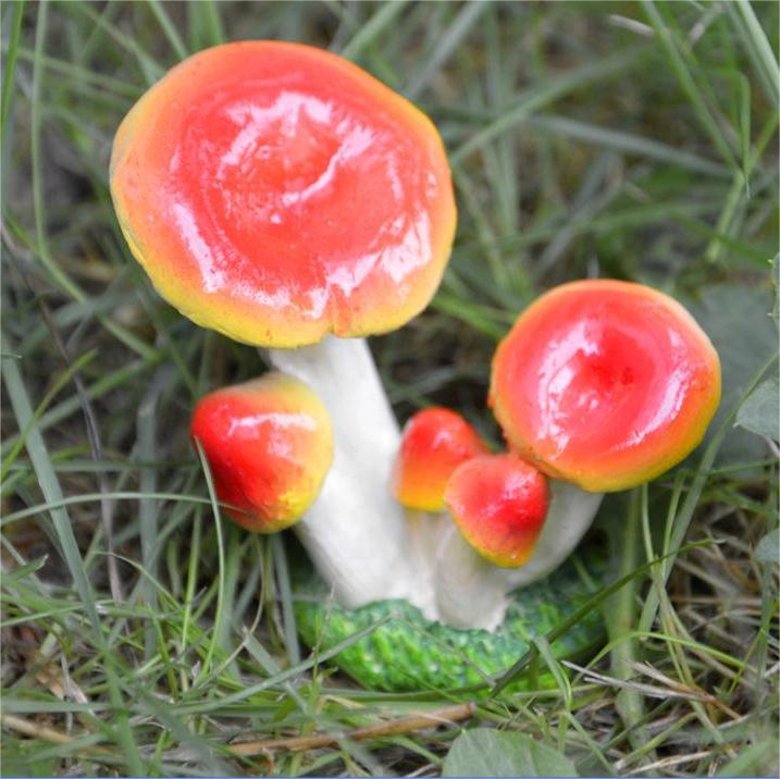 Small Mushroom Resin Decoration - Rustic Garden and Home Ornament