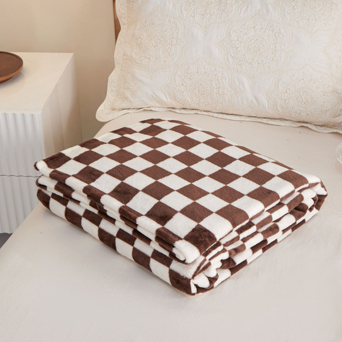 Large Flannel Blanket with Grid Pattern Thickened Soft Bedding for All Seasons