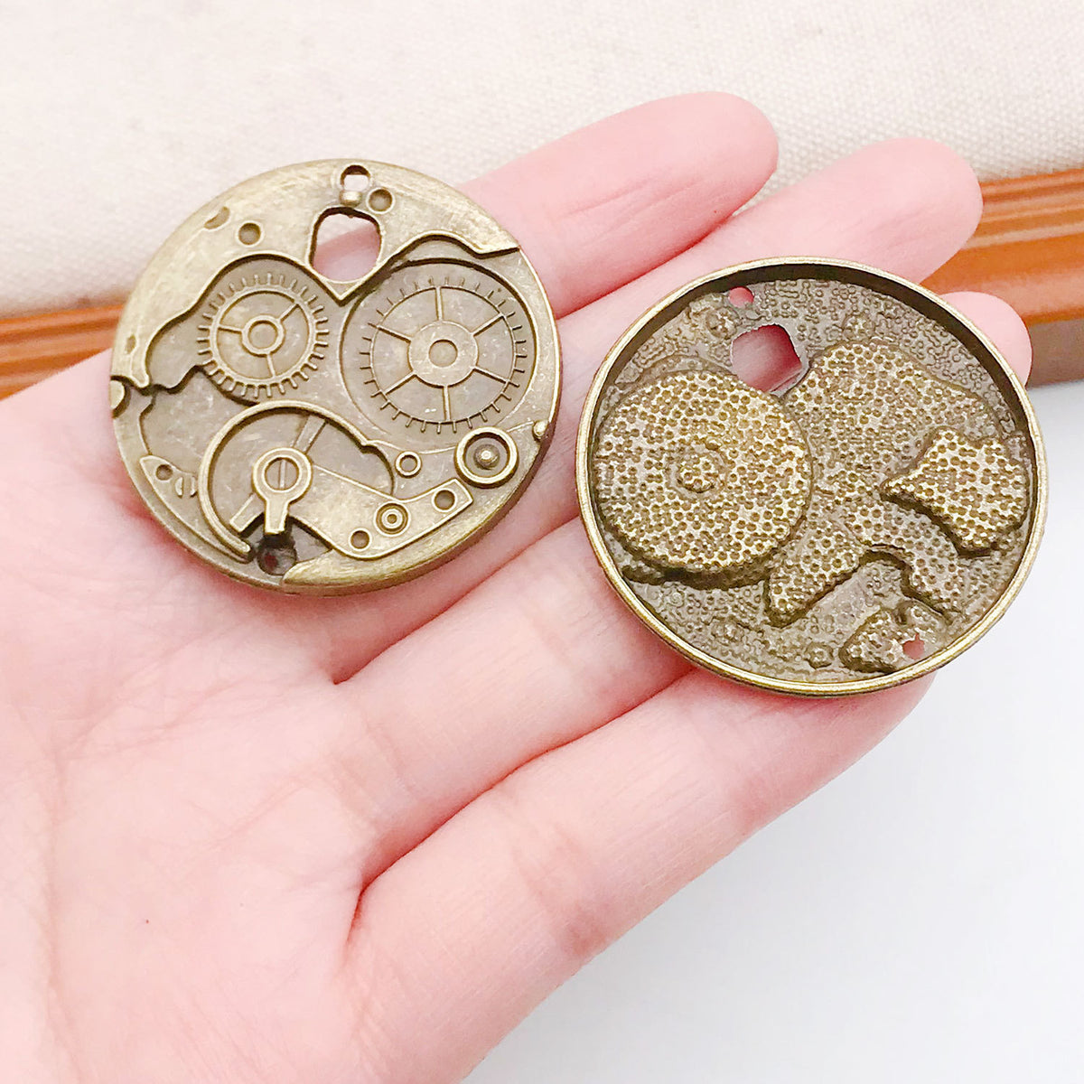 Steampunk Gear Retro Clock Pendant - Mechanical Jewelry Accessory
