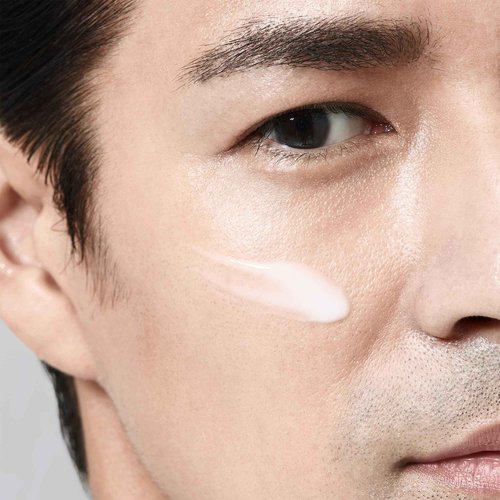 Shiseido Men Face Cleanser (125 mL) + Men Energizing Moisturizer Extra Light Fluid (100 mL)