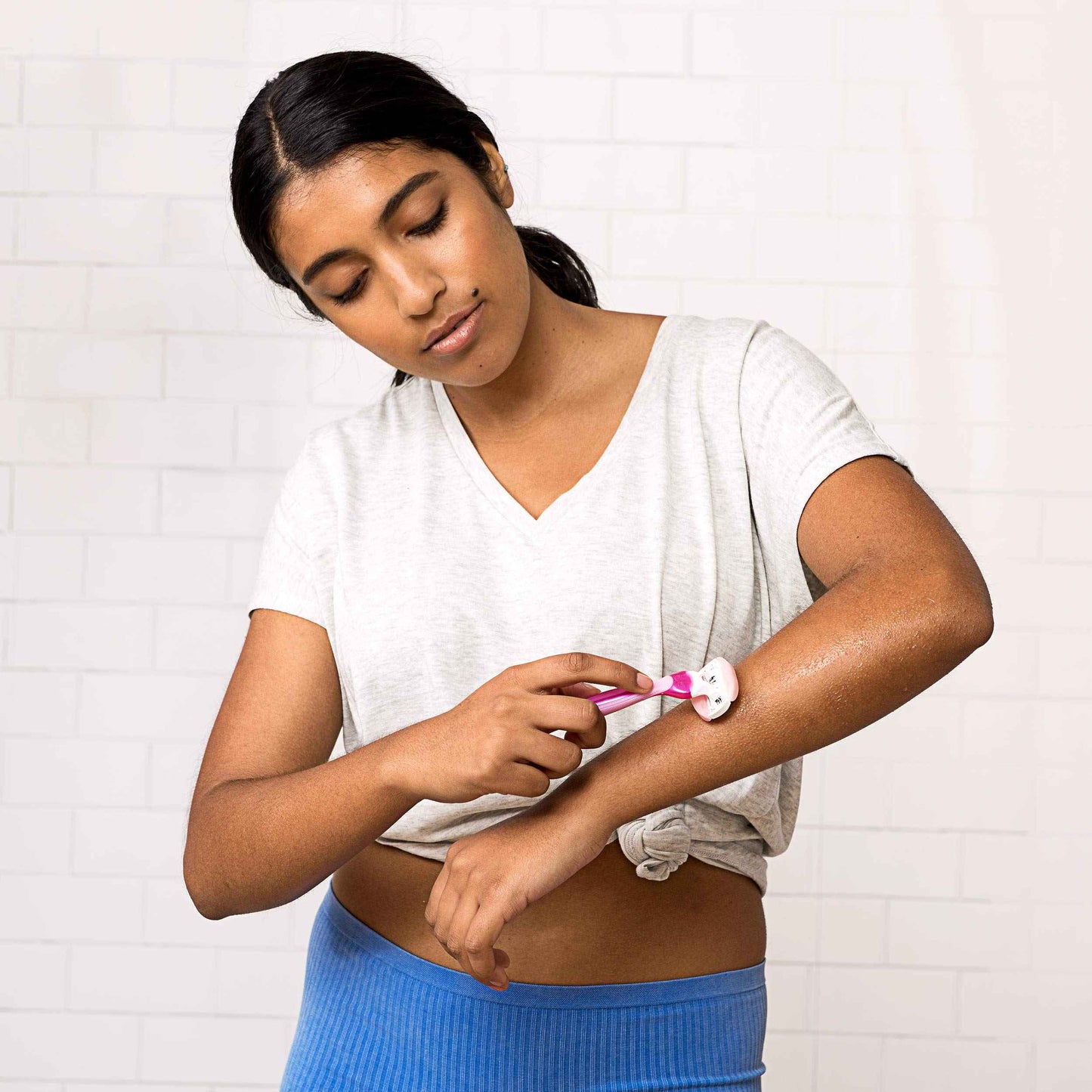 Gillette Venus ComfortGlide White Tea Scented Women's Disposable Razors, 4 Count