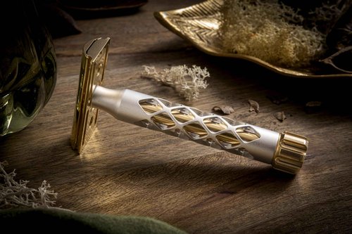 The Goodfellas’ Smile Valynor Double Edge Safety Razor – CNC Machined Brass Head & Brass/Aluminum Handle – 0.8mm Neutral Gap for Smooth, Close & Comfortable Shaves – Artisan Crafted in Italy