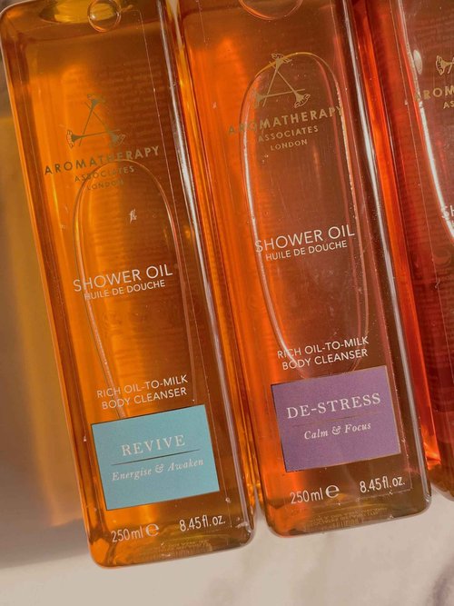 Aromatherapy Associates De-Stress Muscle Shower Oil. Powerful Blend of Rosemary, Ginger and Black Pepper Essential Oils to Soothe and Heal the Body (8.45 fl oz)