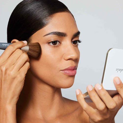 jane iredale Pro Series The Handi Brush, Medium, Semi-Dense Complexion Brush for Controlled, Even Application of Powder Makeup, Vegan, Cruelty Free