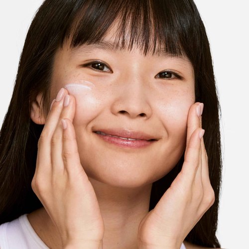 Clinique Even Better Brightening Daily Oil Free Moisturizer SPF 20 For Very Dry to Dry Combination Skin Types | Hydrating + Dark Spot Reducing, 1.7 Fl Oz