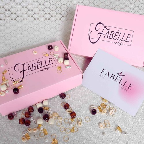 FABÉLLE 32 Inch Triangle Knotless Braided Wig for African American Women Boho Ggoddess Box Braid Wig Honey Blonde Single Full Lace Braid Wigs