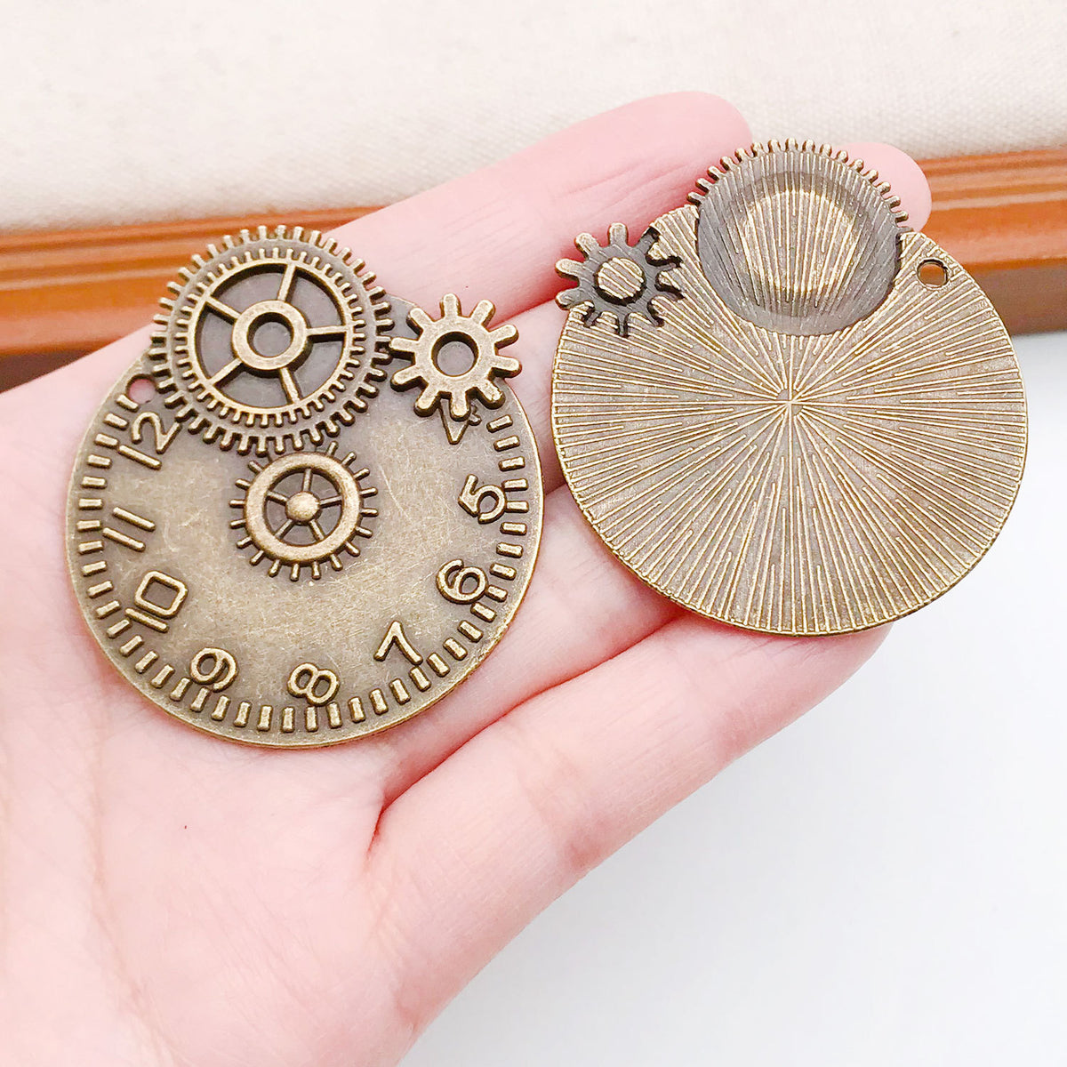 Steampunk Gear Retro Clock Pendant - Mechanical Jewelry Accessory