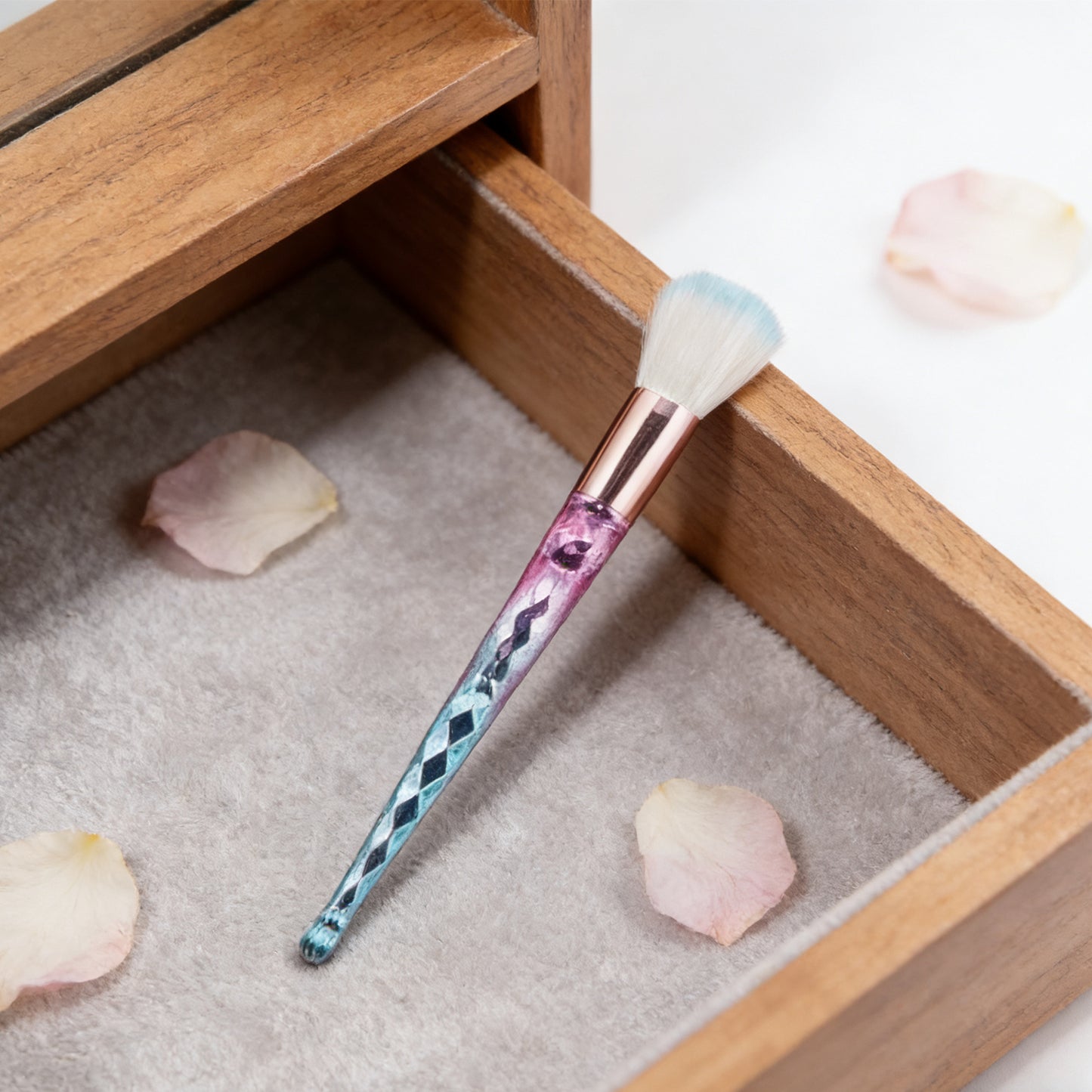 Professional Makeup Brush - Precision Cosmetic Application Tool