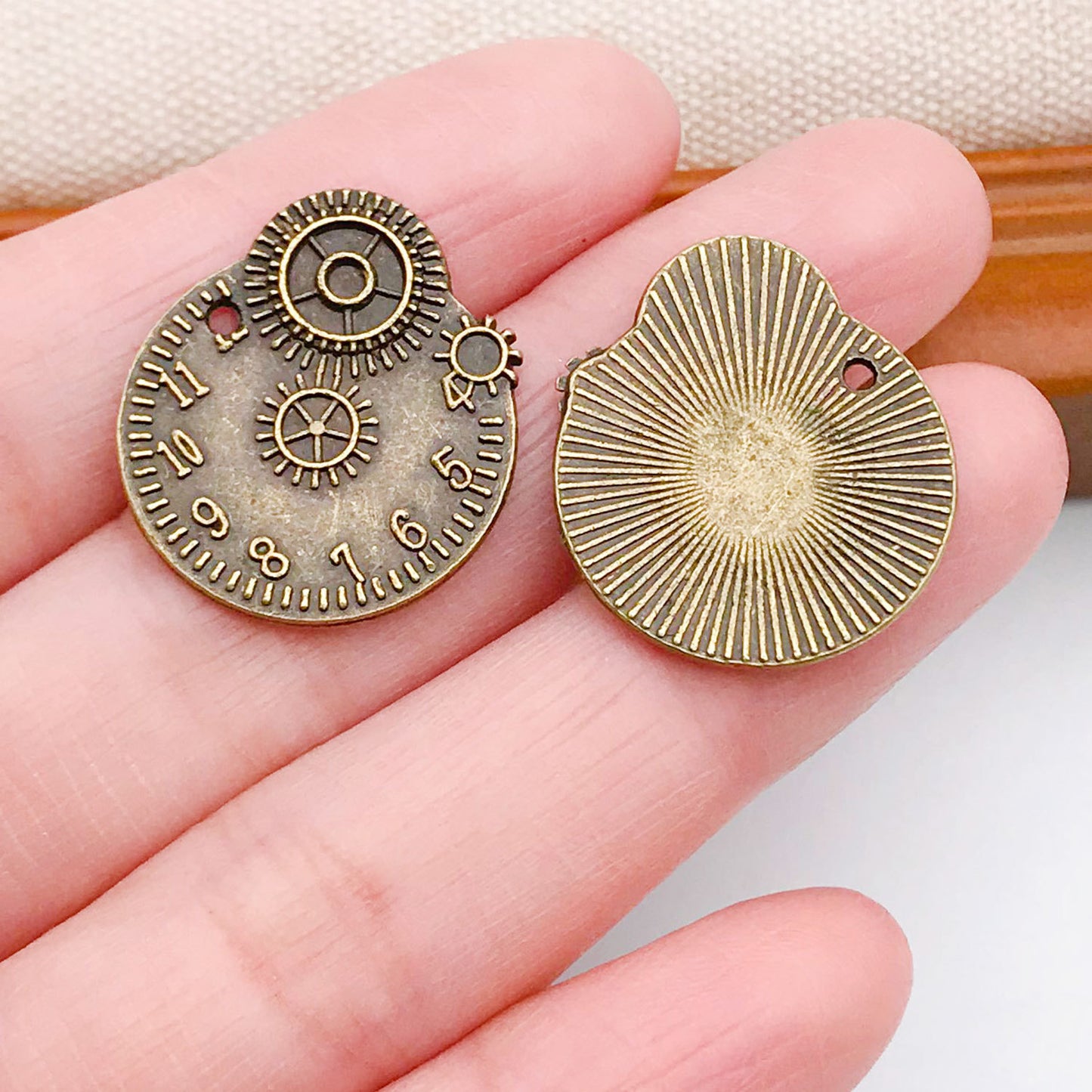 Steampunk Gear Retro Clock Pendant - Mechanical Jewelry Accessory