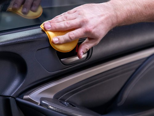 Meguiar's Ultimate Protectant, Exterior & Car Interior Protectant with UV Clear Coat Technology, Non-Greasy Formula for Shining and Protecting Vinyl, Rubber, and Plastic, 15.2 Oz Spray Bottle