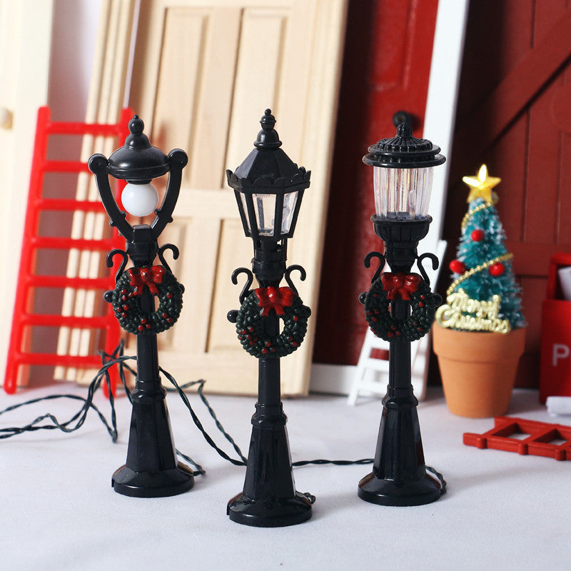 Festive Wooden Streetlamp Holiday Scene Decor - Black Santa Claus Doorway Lamp