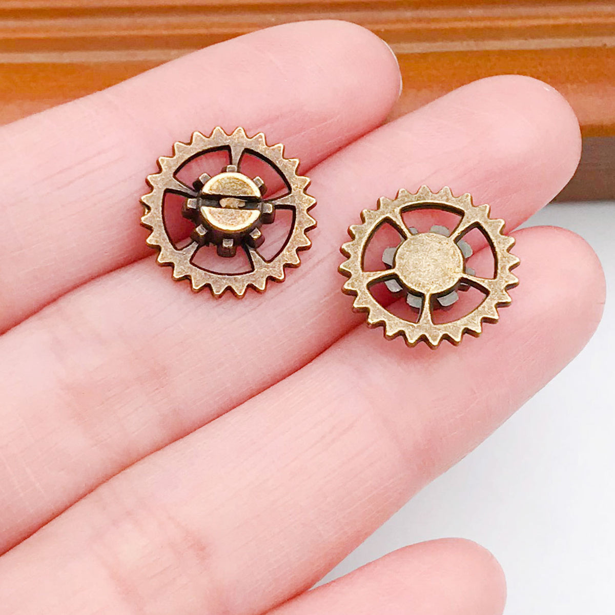 Steampunk Gear Retro Clock Pendant - Mechanical Jewelry Accessory