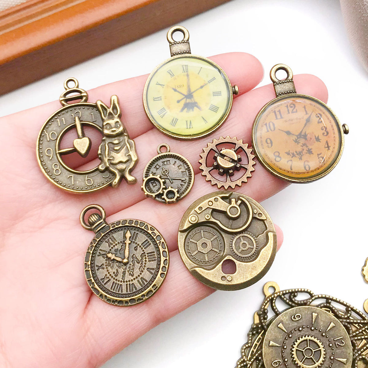 Steampunk Gear Retro Clock Pendant - Mechanical Jewelry Accessory
